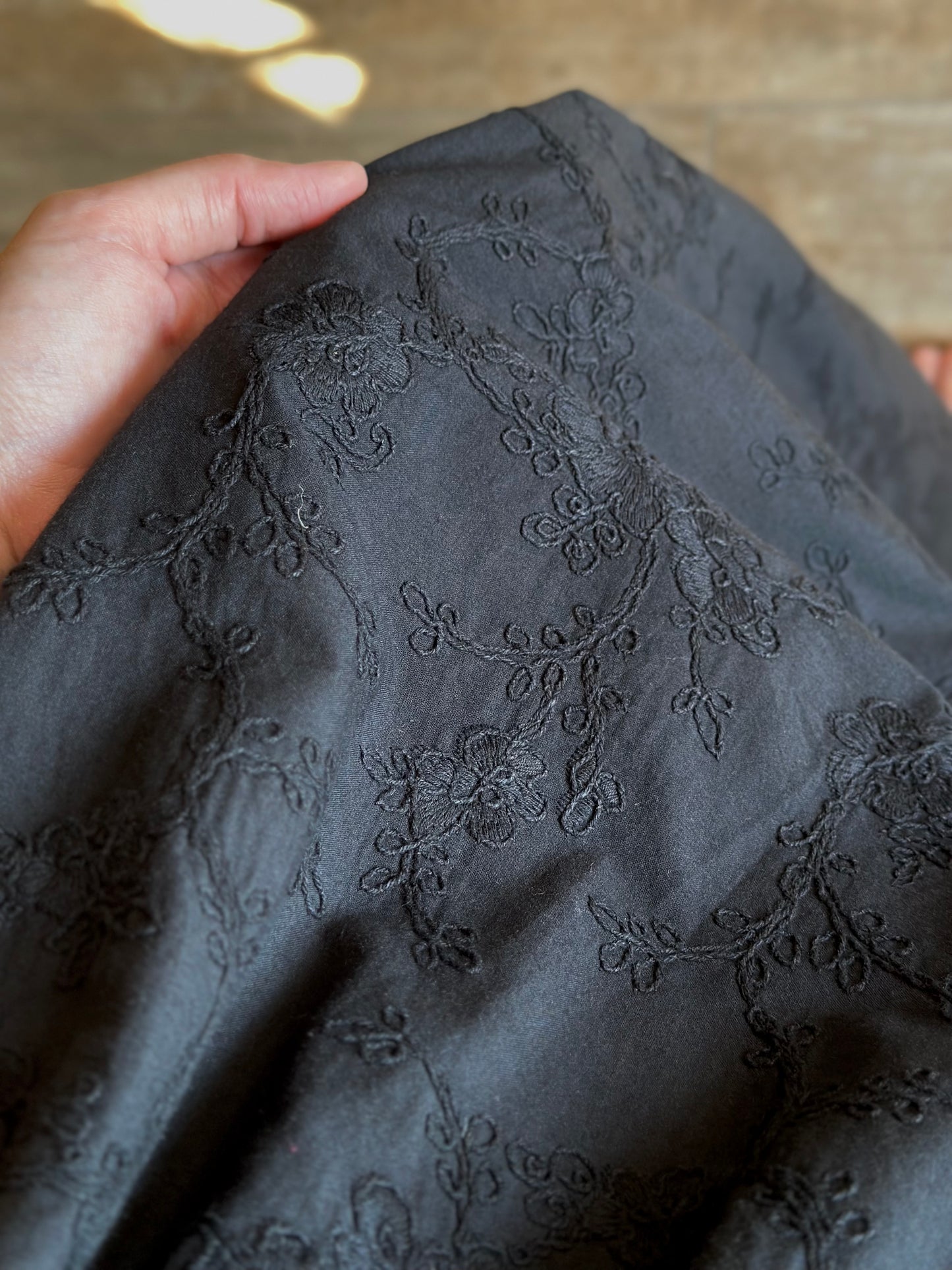 DAHLIA COTONE NERO RICAMATO