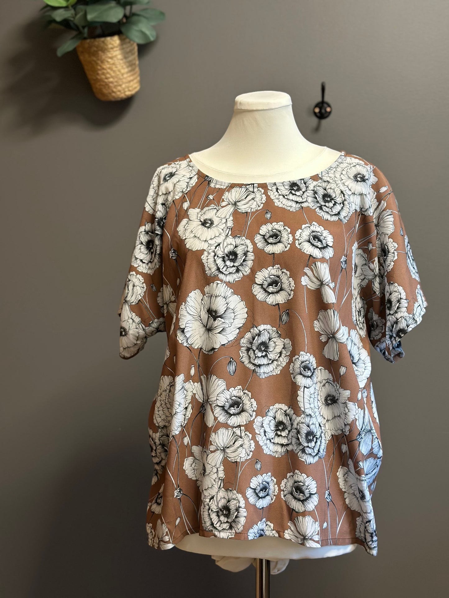 PIUMA NOCCIOLA FIORI BIANCHI