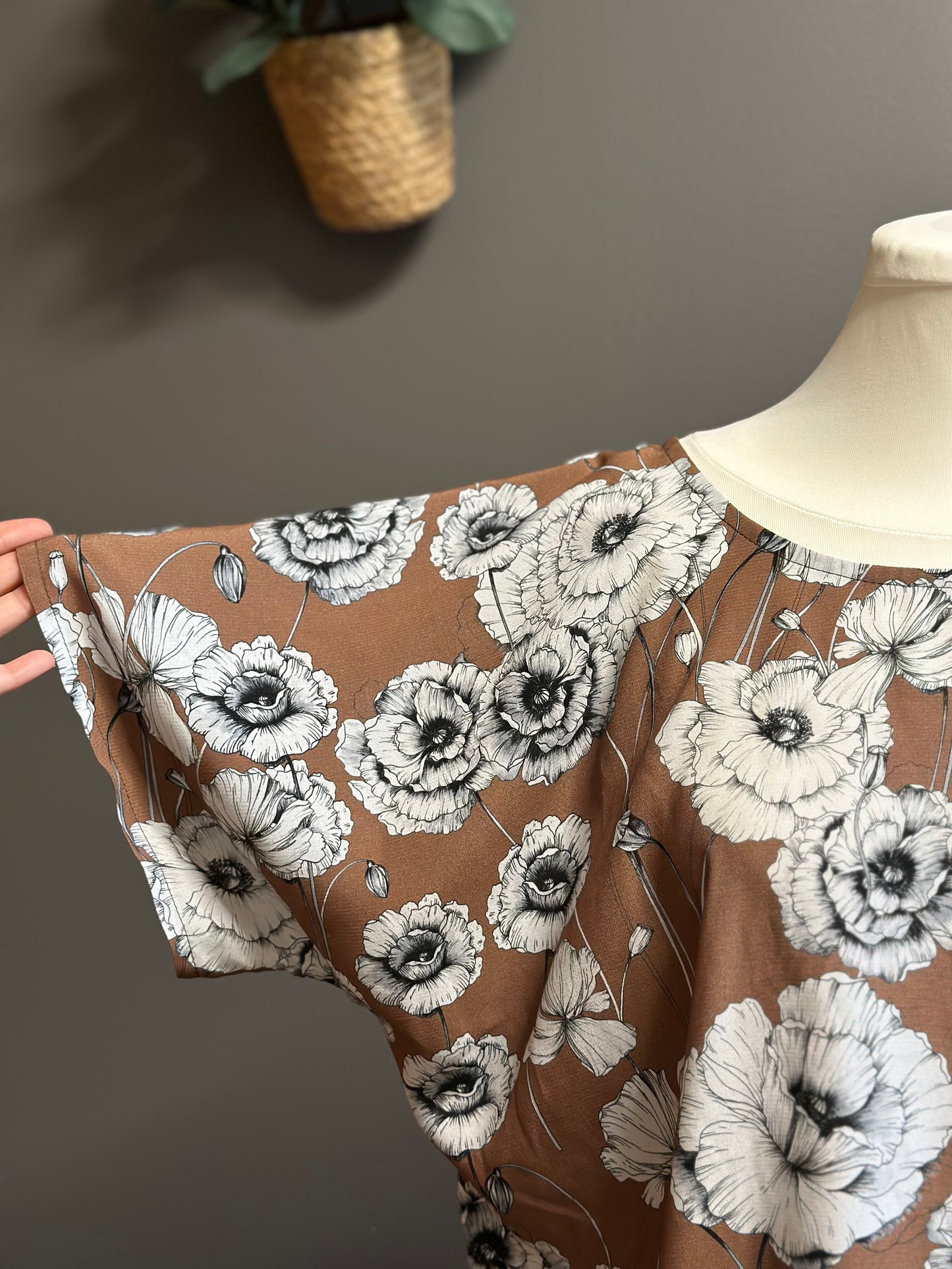 PIUMA NOCCIOLA FIORI BIANCHI